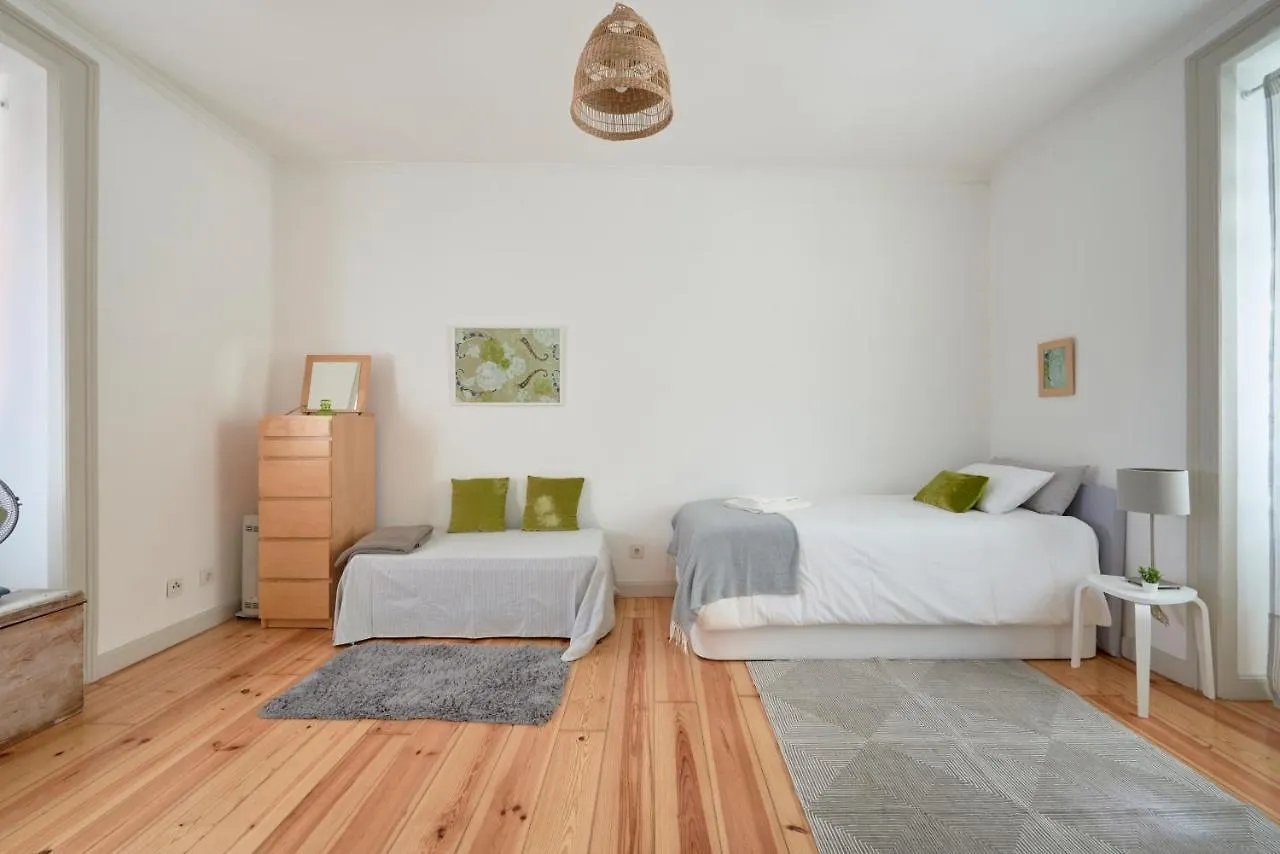 Sunny Apartment With Balcony! Lisboa
