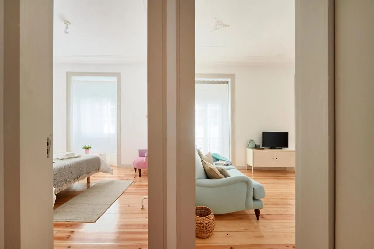 Sunny Apartment With Balcony! Lisboa