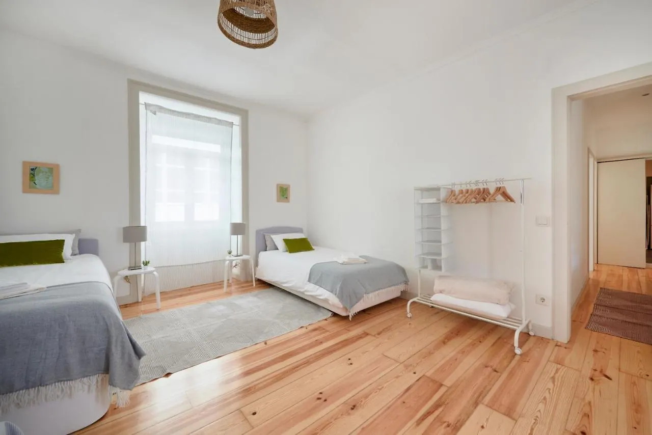 Sunny Apartment With Balcony! Lisboa