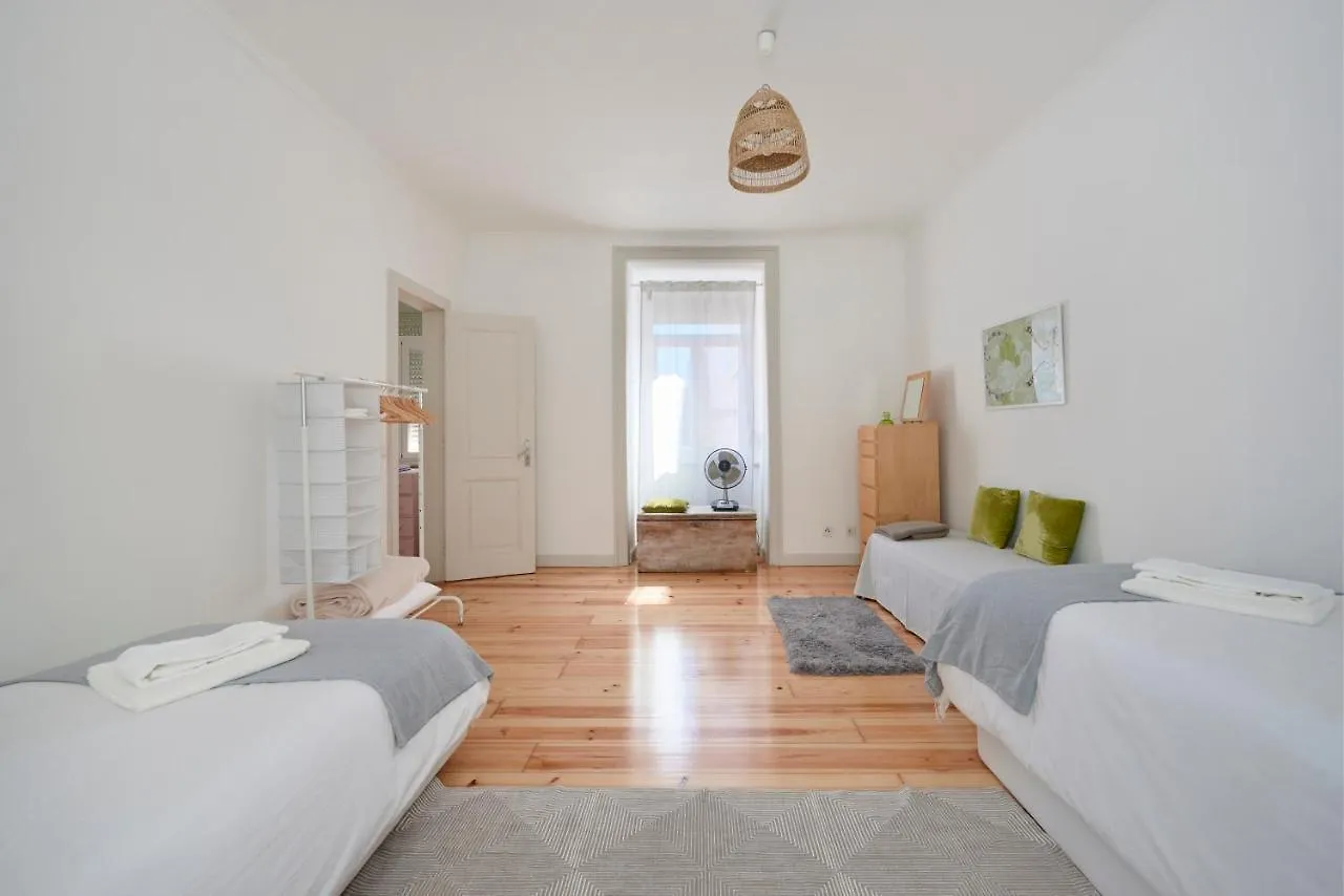 Sunny Apartment With Balcony! Lisboa Portugal