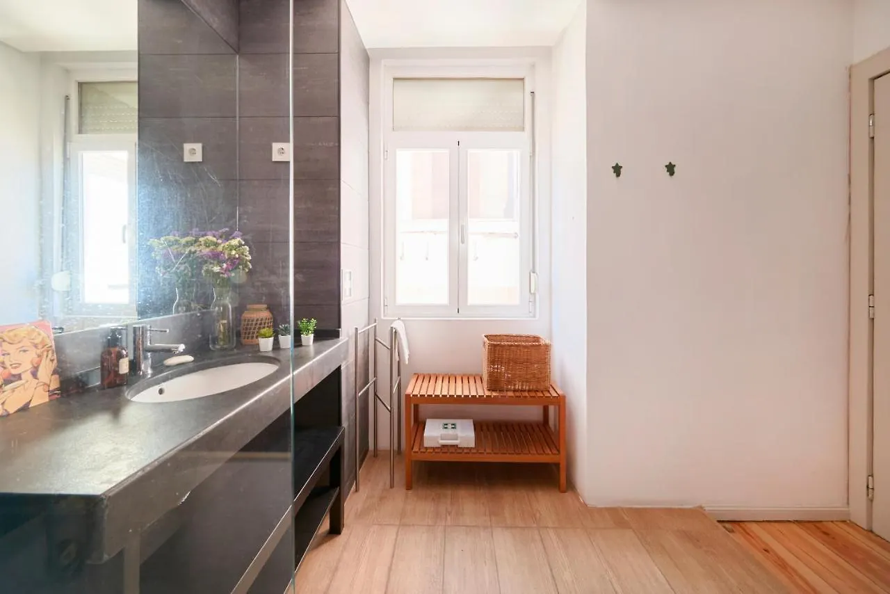 Sunny Apartment With Balcony! Lisboa