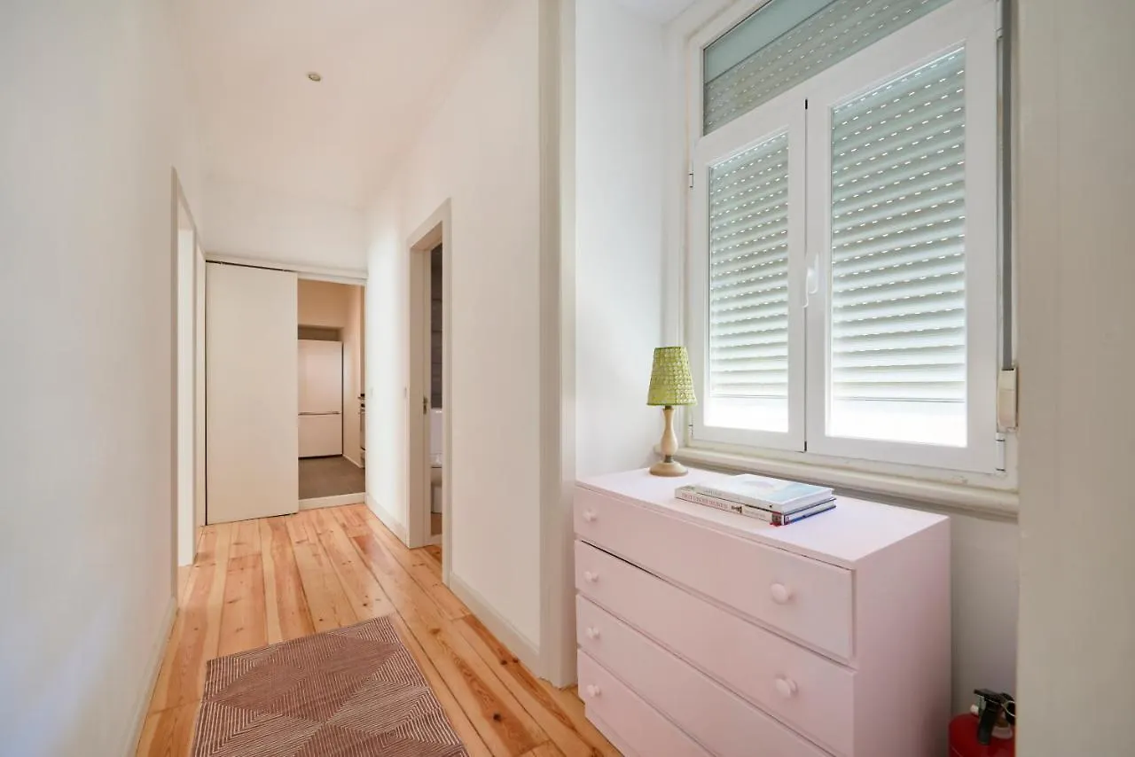 Sunny Apartment With Balcony! Lisboa