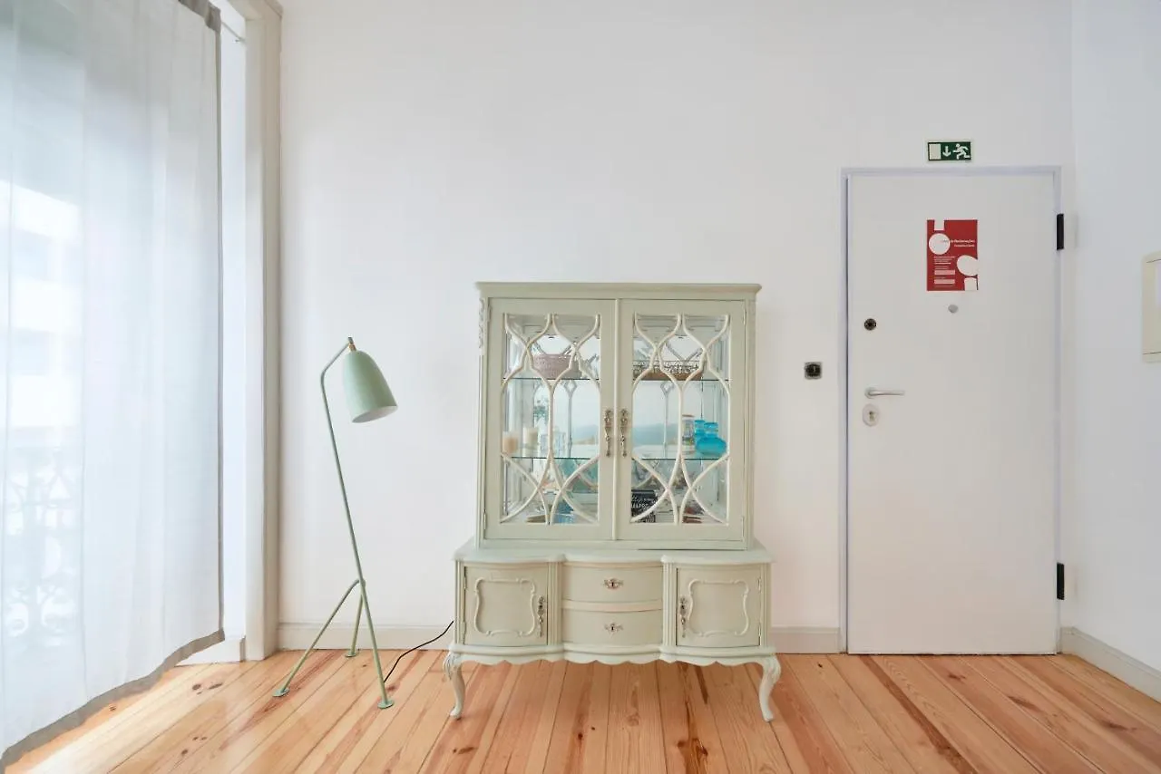 Sunny Apartment With Balcony! Lisboa