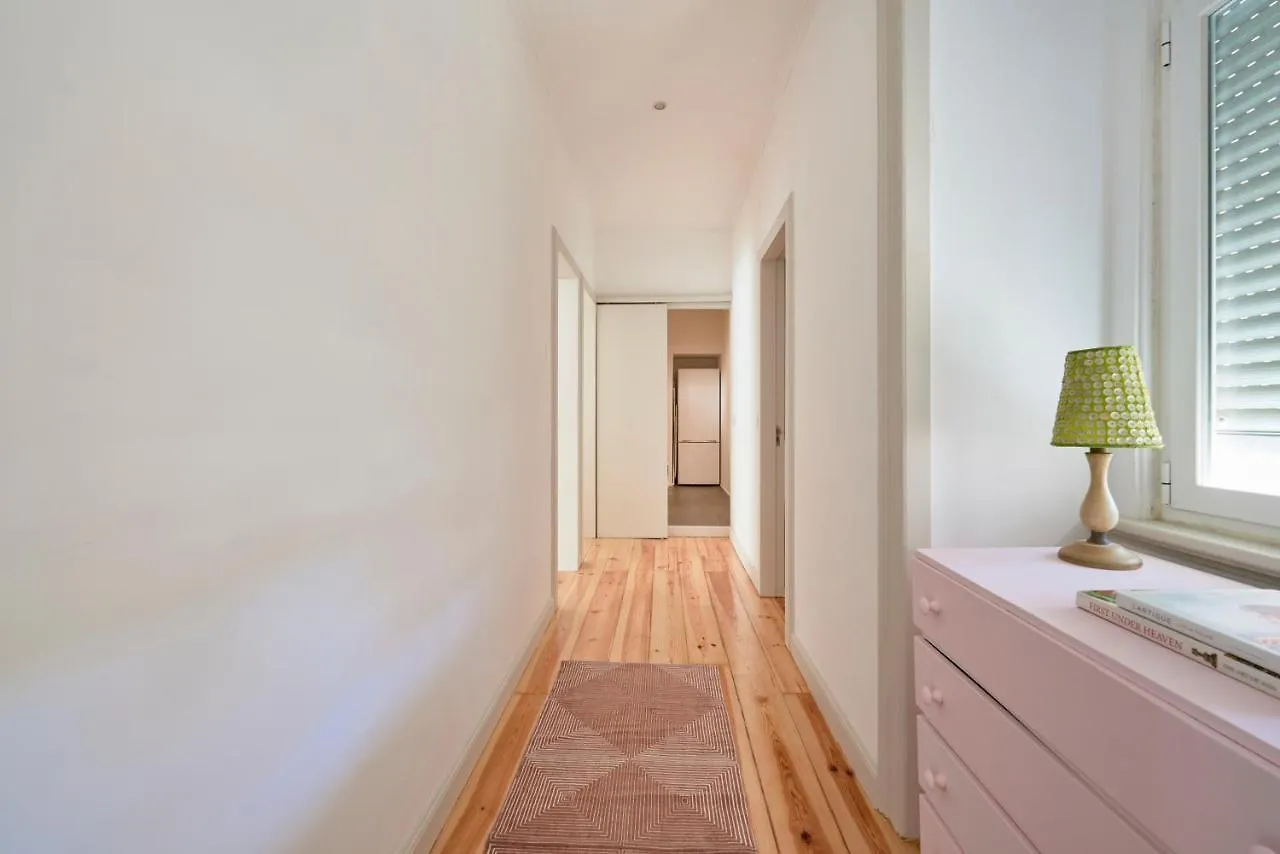 Sunny Apartment With Balcony! Lisboa