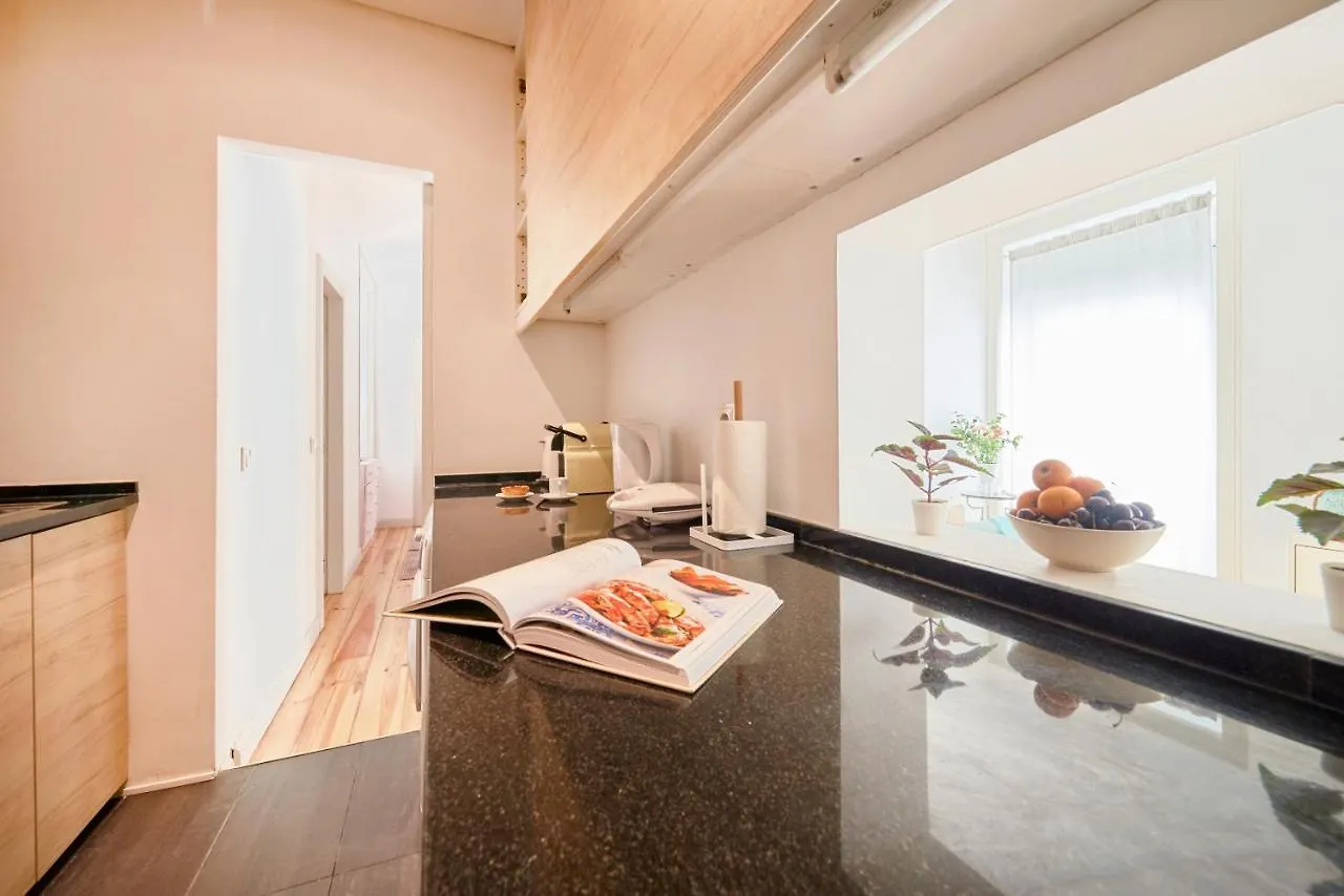 Sunny Apartment With Balcony! Lisboa 0*,  Portugal